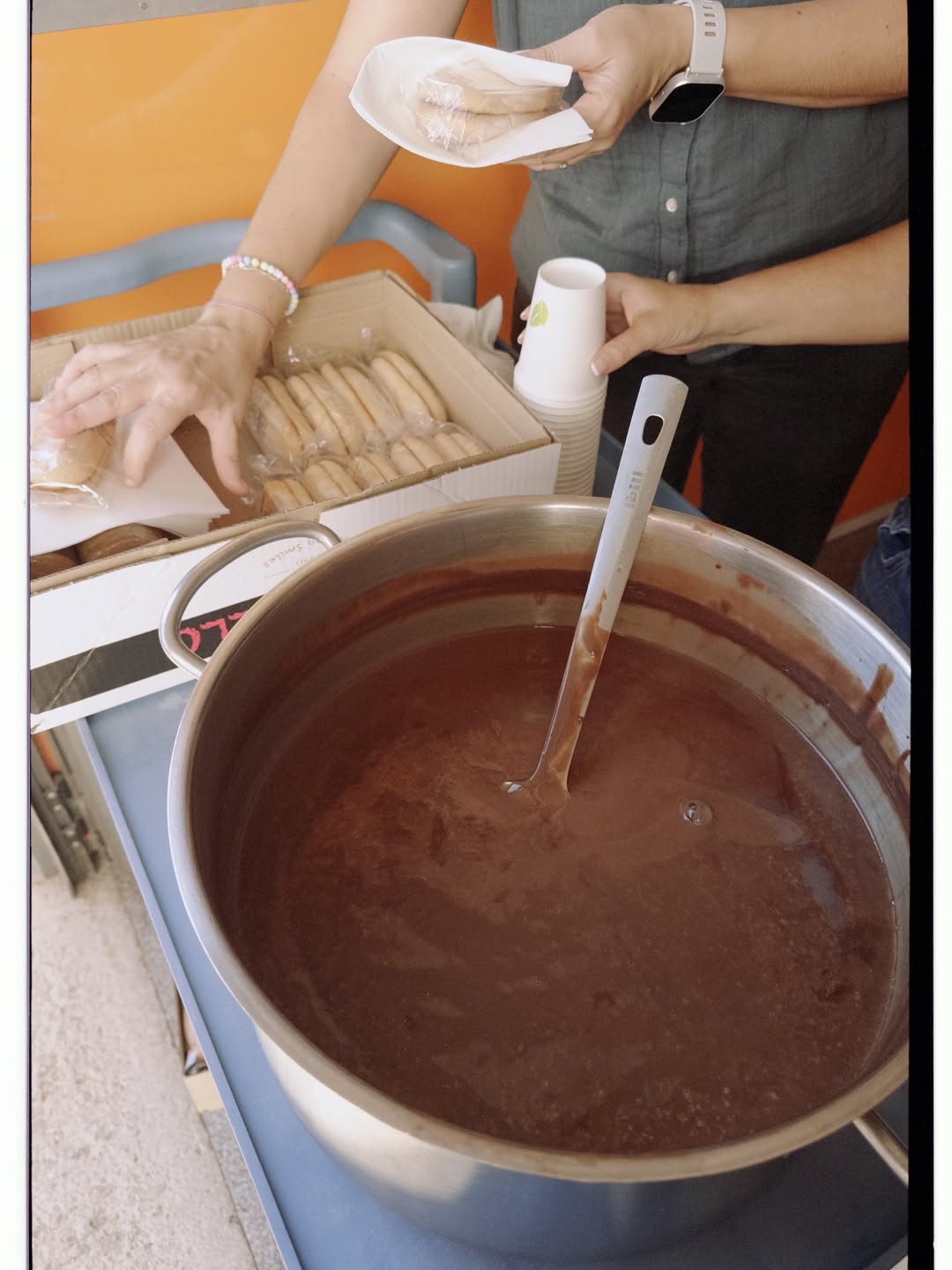Preparant la xocolatada per a les famílies